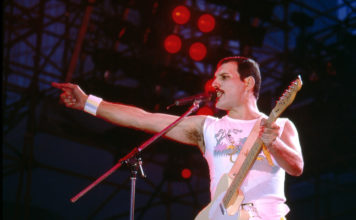 Freddie Mercury in concert with Queen in 1986