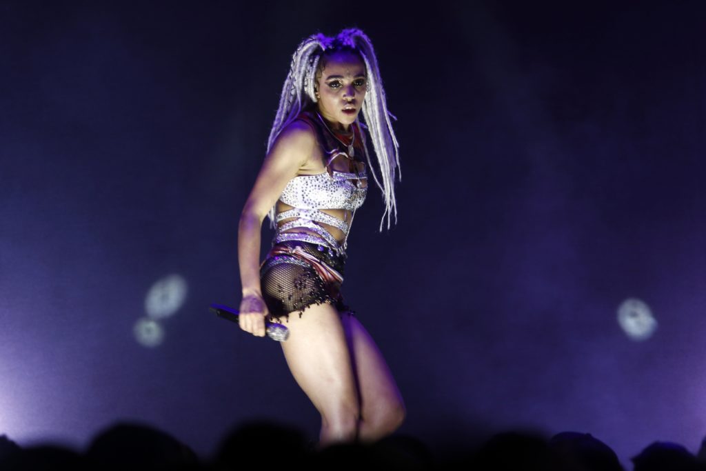 Fka Twigs Is Celebrating Her Recovery With An International Tour Hot Pop Today 