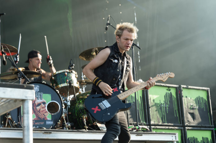 Frank Zummo and Deryck Whibley of Sum 41 performing