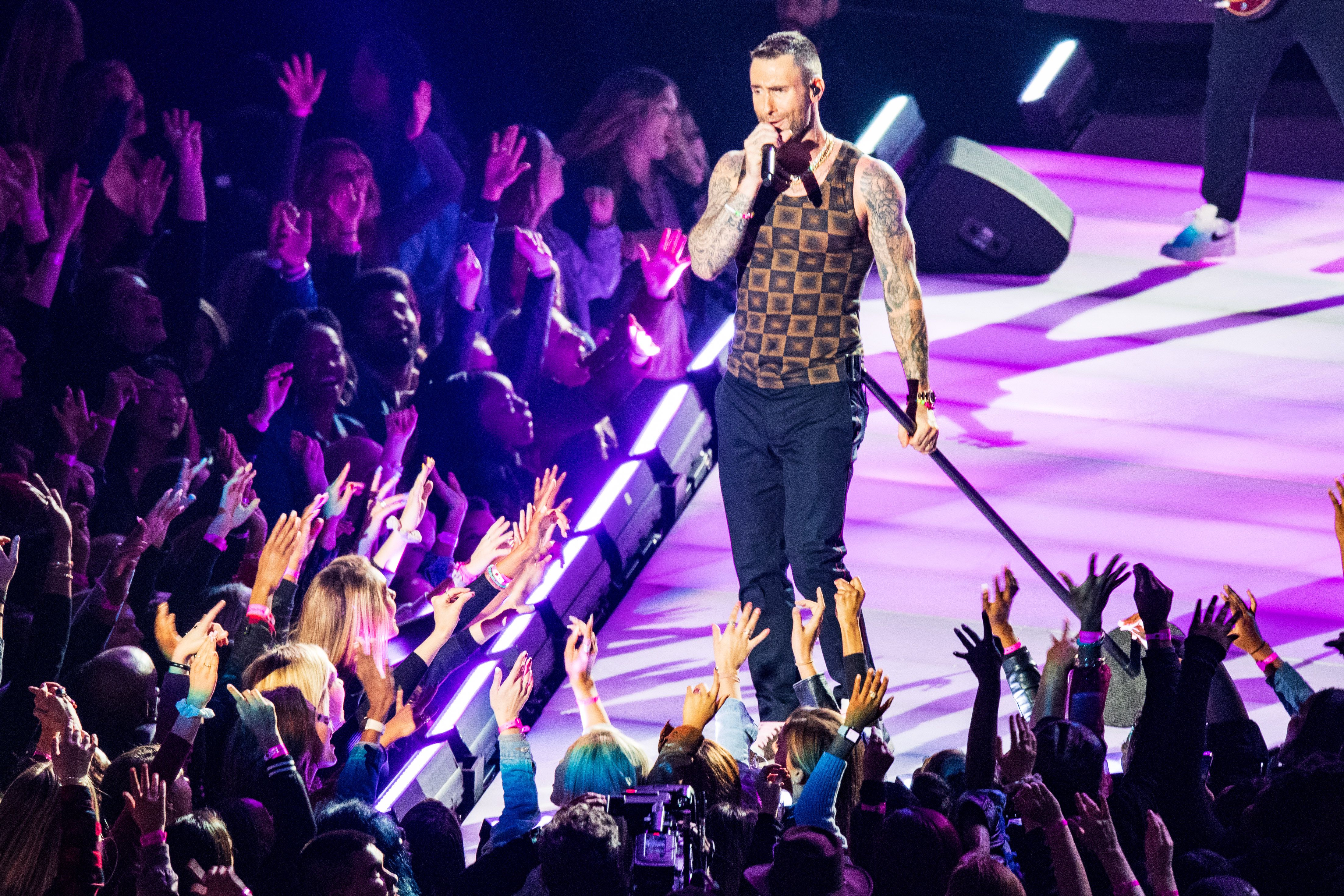 Perform a show. Maroon 5. Maroon 5 Live.