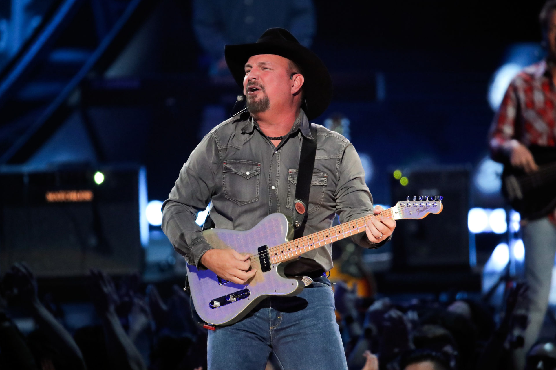 Garth Brooks Plots A Dive Bar Tour In Seven Us Cities