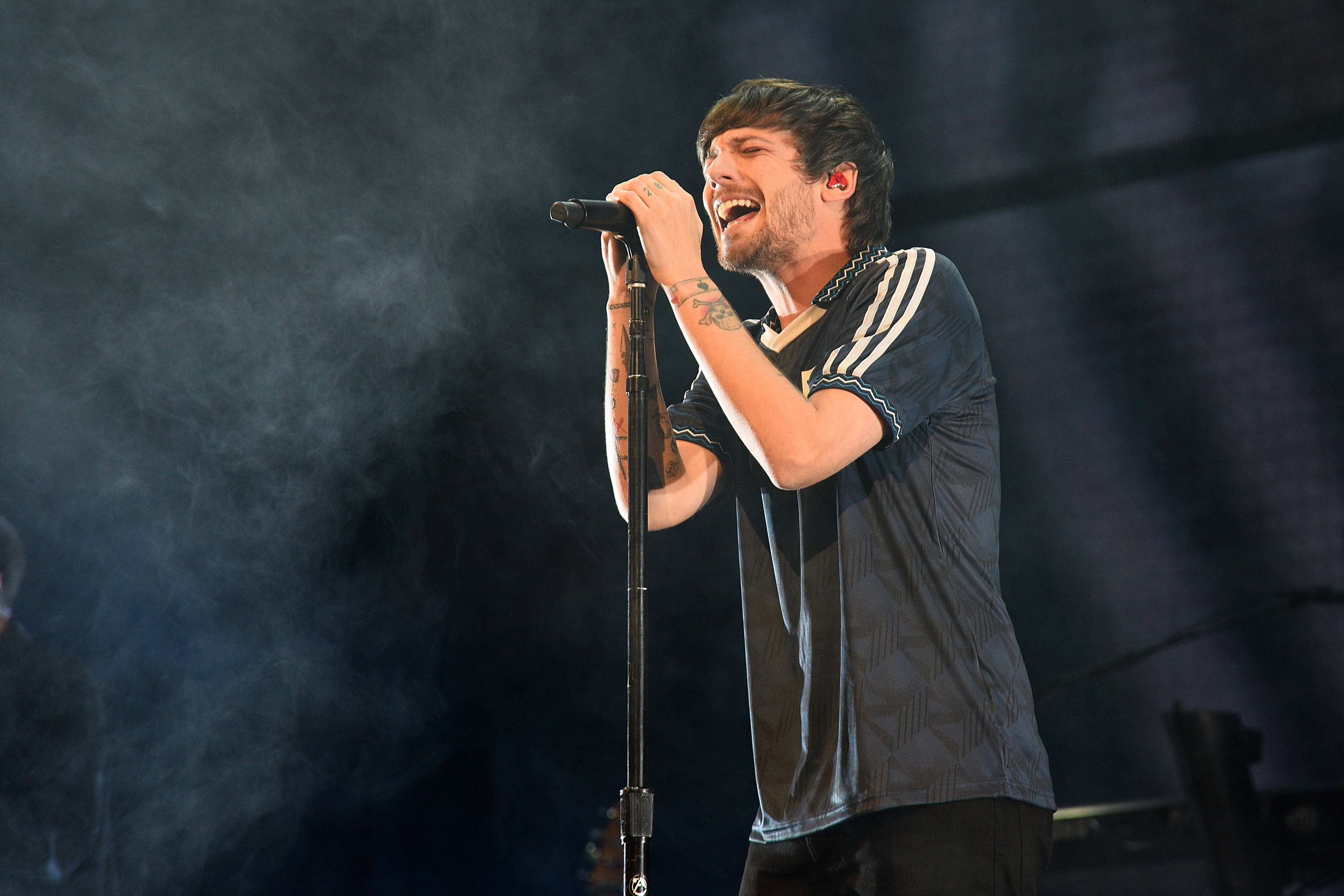 Louis Tomlinson Roams Through the Desert in New Music Video - Hot Pop Today